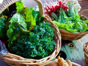 Green leafy vegetables, protect your skin from oxidative stress. 